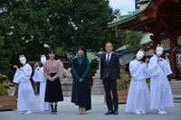 「みをつくし料理帖」記者会見イベントにて、左から奈緒、松本穂香、角川春樹。