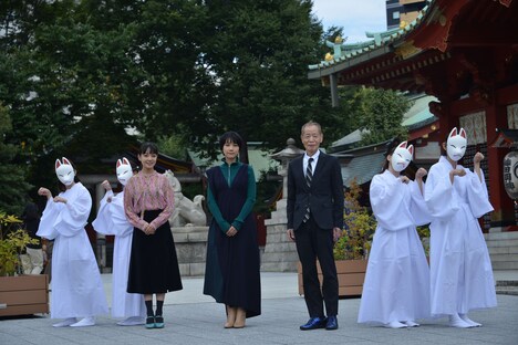 「みをつくし料理帖」記者会見イベントにて、左から奈緒、松本穂香、角川春樹。