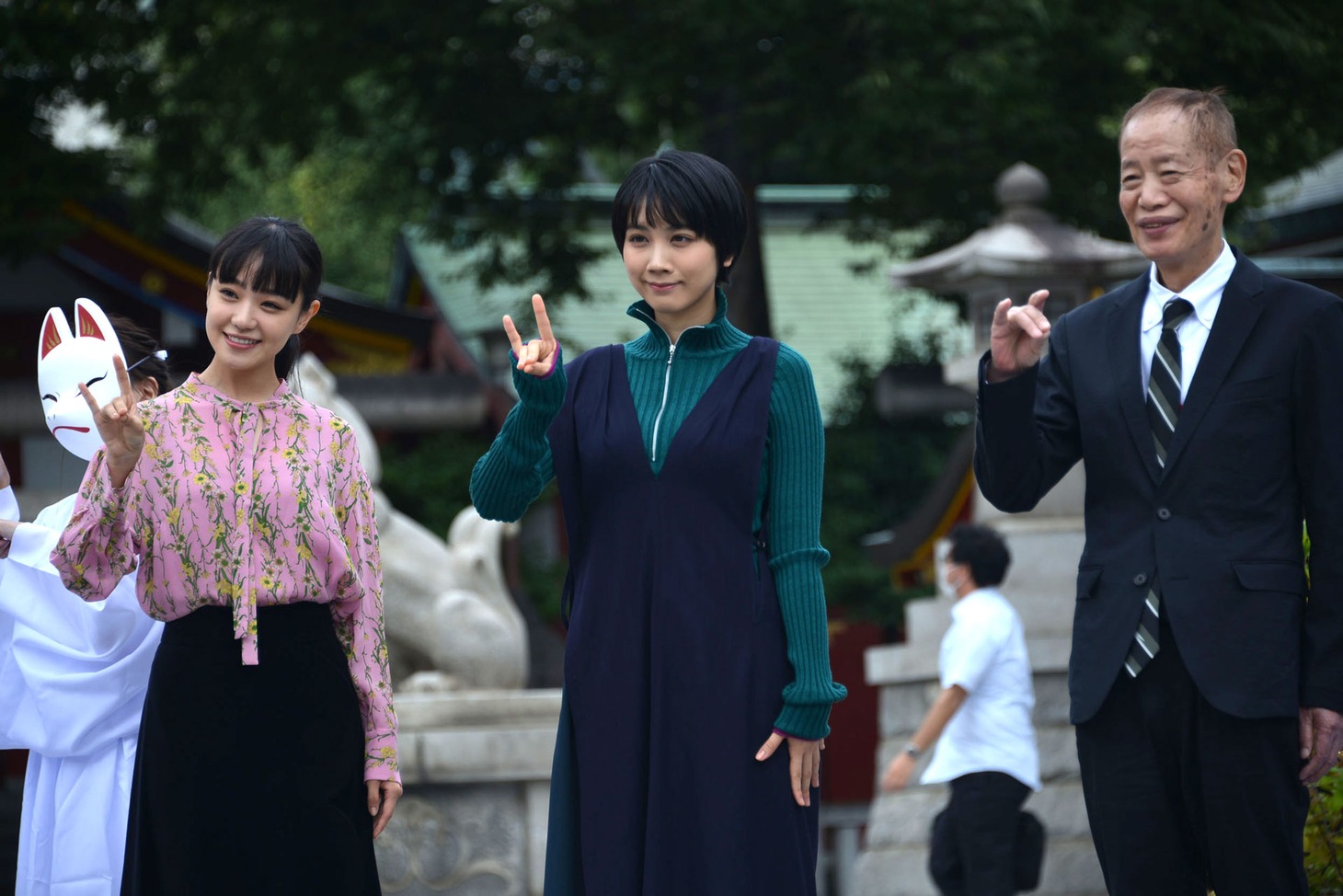 「みをつくし料理帖」記者会見イベントにて、左から奈緒、松本穂香、角川春樹。
