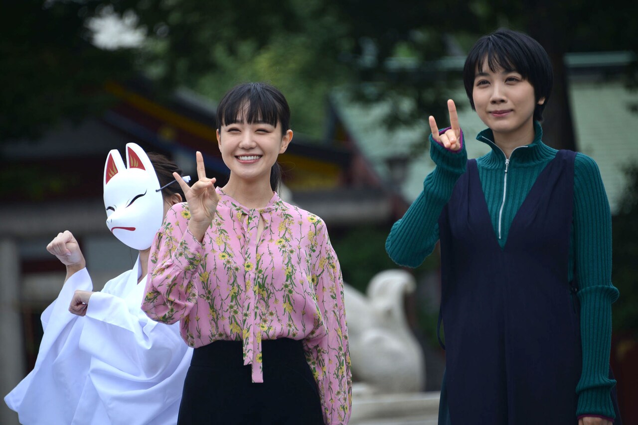 「みをつくし料理帖」記者会見イベントにて、左から奈緒、松本穂香。