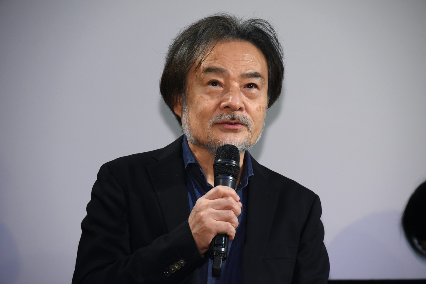 2020年10月7日、「スパイの妻」の配信イベントに登壇した黒沢清。