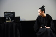 銀獅子賞のトロフィーをのぞき込む蒼井優。