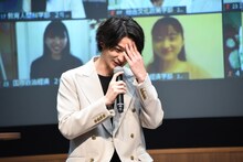 学生からの質問に悩む横浜流星。