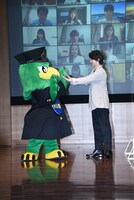 青山学院大学マスコットキャラクターのイーゴくんとハイタッチする横浜流星。