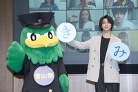青山学院大学マスコットキャラクターのイーゴくん（左）と横浜流星（右）。