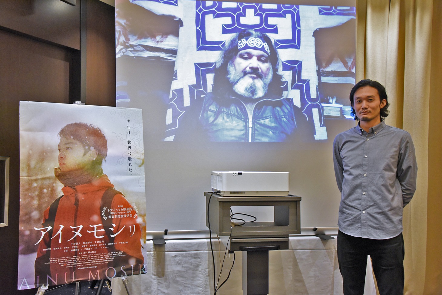 「アイヌモシリ」記者会見の様子。左から秋辺デボ、福永壮志。