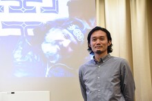 左から秋辺デボ、福永壮志。