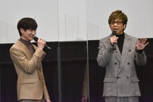 アイドルの設定で話す山寺宏一（右）を見てほほえむ宮田俊哉（左）。