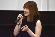 山寺宏一のジョークに笑う内田真礼。