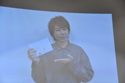 スクリーンに映し出された浪川大輔。