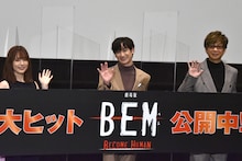 左から内田真礼、宮田俊哉、山寺宏一。