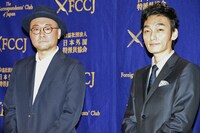 「ミッドナイトスワン」記者会見の様子。左から内田英治、草なぎ剛。