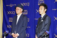 「ミッドナイトスワン」記者会見の様子。左から内田英治、草なぎ剛。