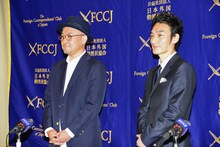 「ミッドナイトスワン」記者会見の様子。左から内田英治、草なぎ剛。