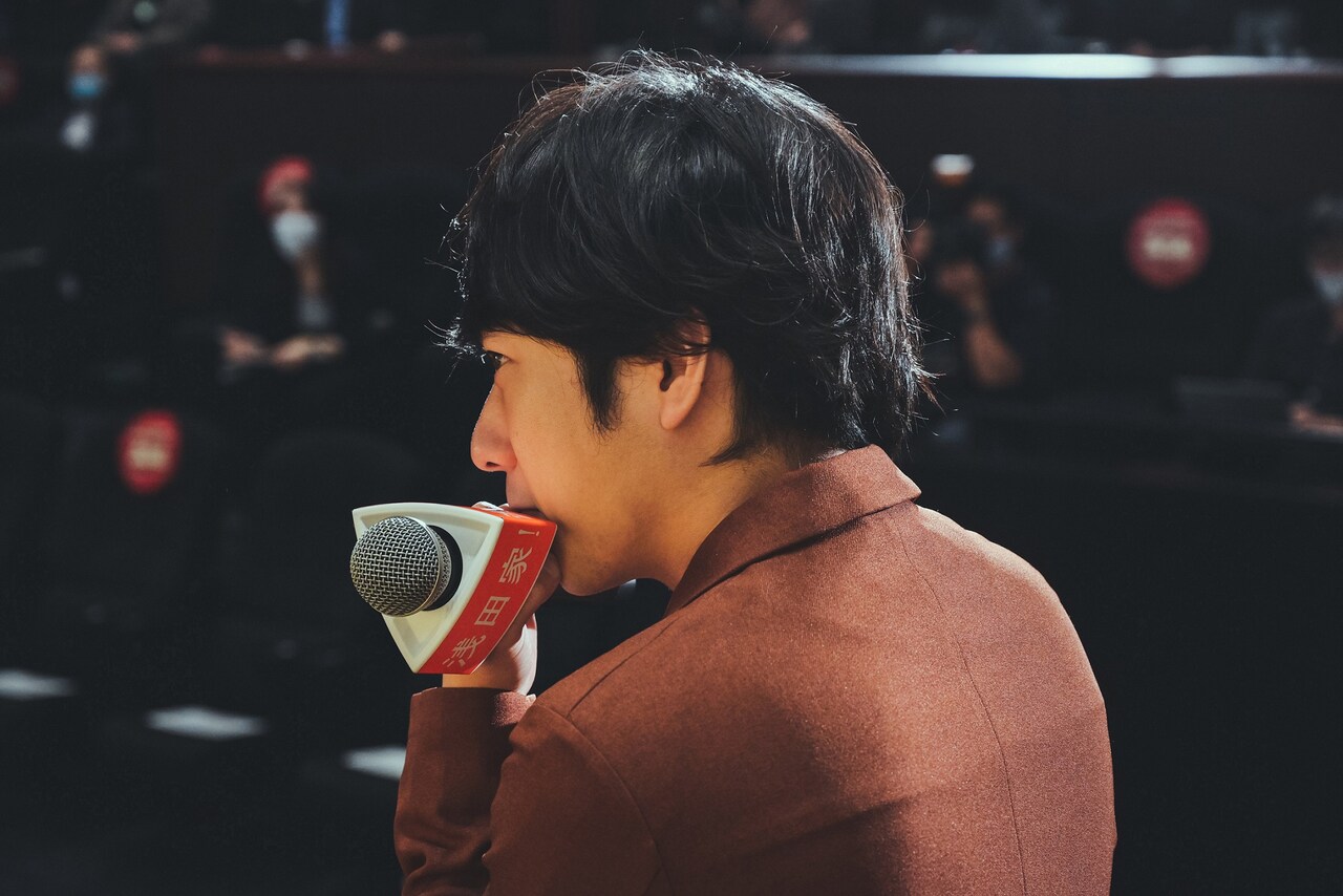 二宮和也が話に耳を傾ける…「浅田家！」オフショット公開、妻夫木聡や黒木華の姿も