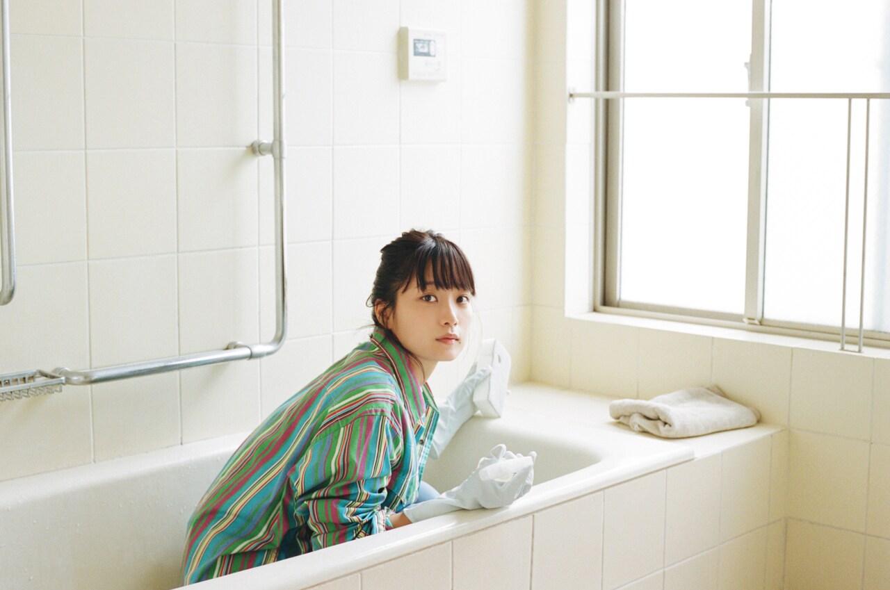 深川麻衣2021年卓上カレンダーの使用カット。