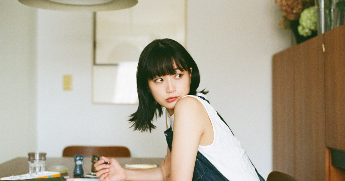 深川麻衣の“2人暮らし”テーマにした卓上カレンダー発売、公式サイト 