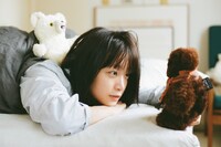 深川麻衣2021年卓上カレンダーのアザーカット。