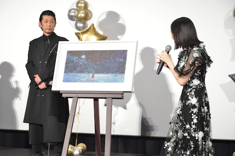 清川あさみによるタイトルアートを眺める芦田愛菜(右)。