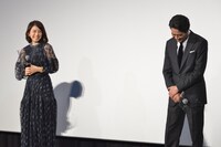 左から石田ゆり子、堤真一。