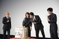 樽の中を確認する堤真一（左から3番目）。