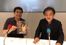 左からパーソナリティの垣花正、黒沢清。