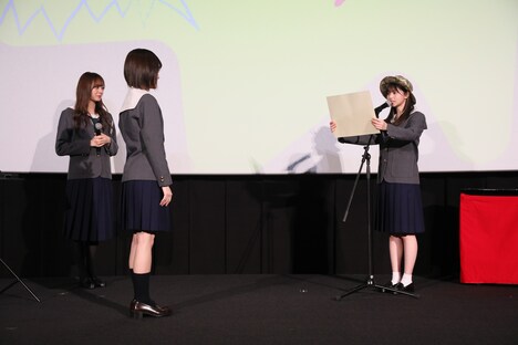 梅澤美波（左奥）と山下美月（左手前）に感謝状を贈る齋藤飛鳥（右）。