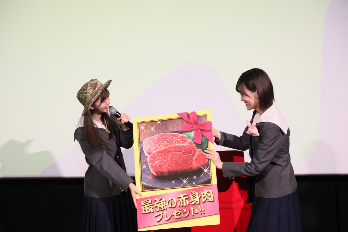 山下美月（右）から“最強の赤身肉”を贈られる齋藤飛鳥（左）。