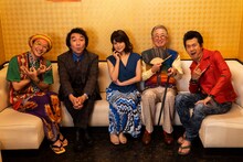 左から前原滉、池田鉄洋、佐津川愛美、村松利史、アキラ100%。