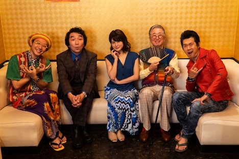 左から前原滉、池田鉄洋、佐津川愛美、村松利史、アキラ100%。