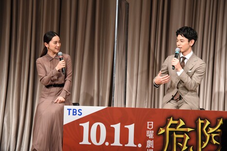 左から中村アン、妻夫木聡。