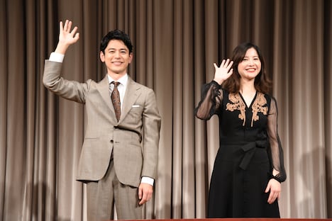 左から妻夫木聡、吉高由里子。