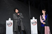 左から松岡禎丞、鬼頭明里。