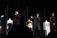 キャラクターの登場に喜ぶ登壇者たちの様子。