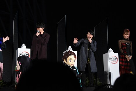 キャラクターの登場に喜ぶ登壇者たちの様子。