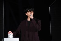 点灯スイッチに手をかける花江夏樹。