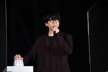 点灯スイッチに手をかける花江夏樹。