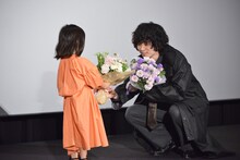 中野翠咲（左）から花束を受け取る菅田将暉。