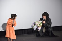 左から中野翠咲、菅田将暉。