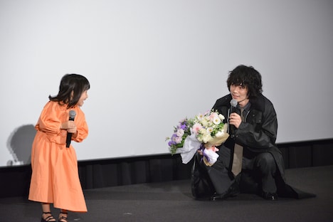 左から中野翠咲、菅田将暉。