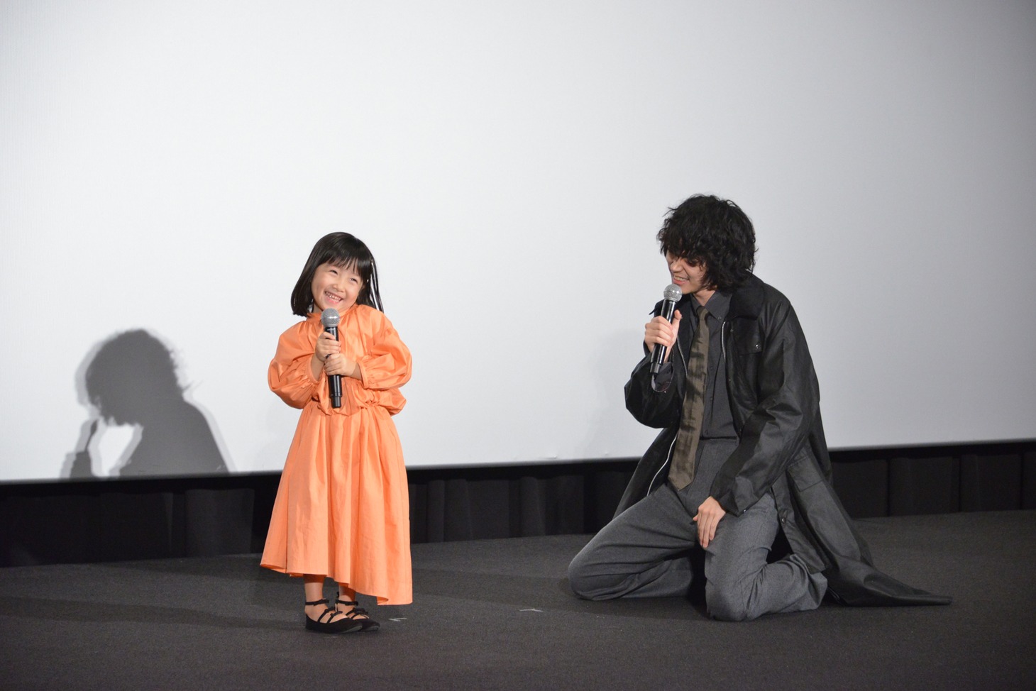左から中野翠咲、菅田将暉。