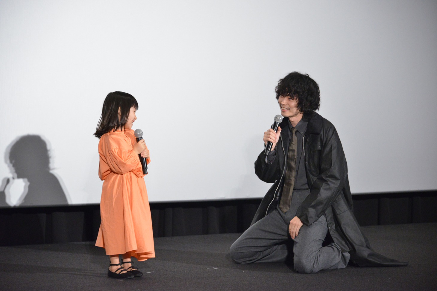 左から中野翠咲、菅田将暉。