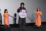 「糸」大感謝舞台挨拶の様子。左から中野翠咲、菅田将暉、稲垣来泉。