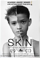 「SKIN」ポスタービジュアル  (c)NEW NATIVE PICTURES