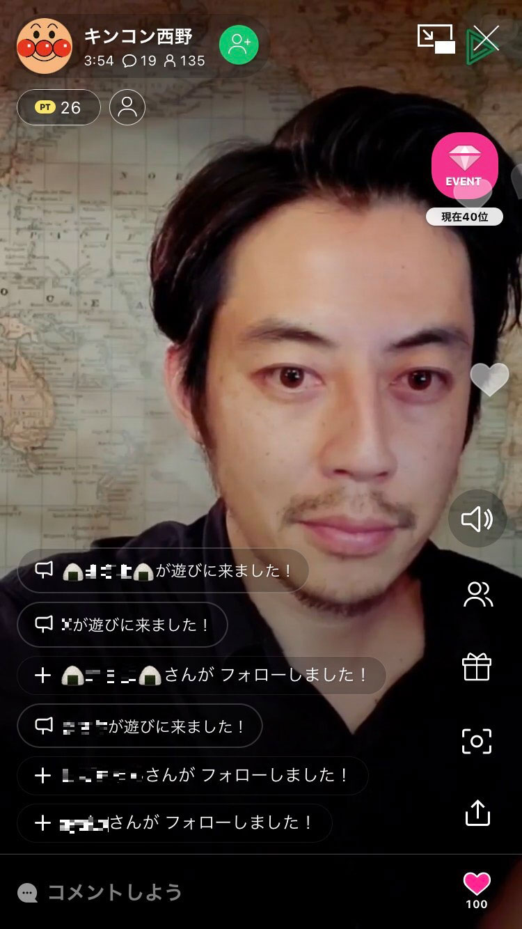 ライブ配信中の西野亮廣。