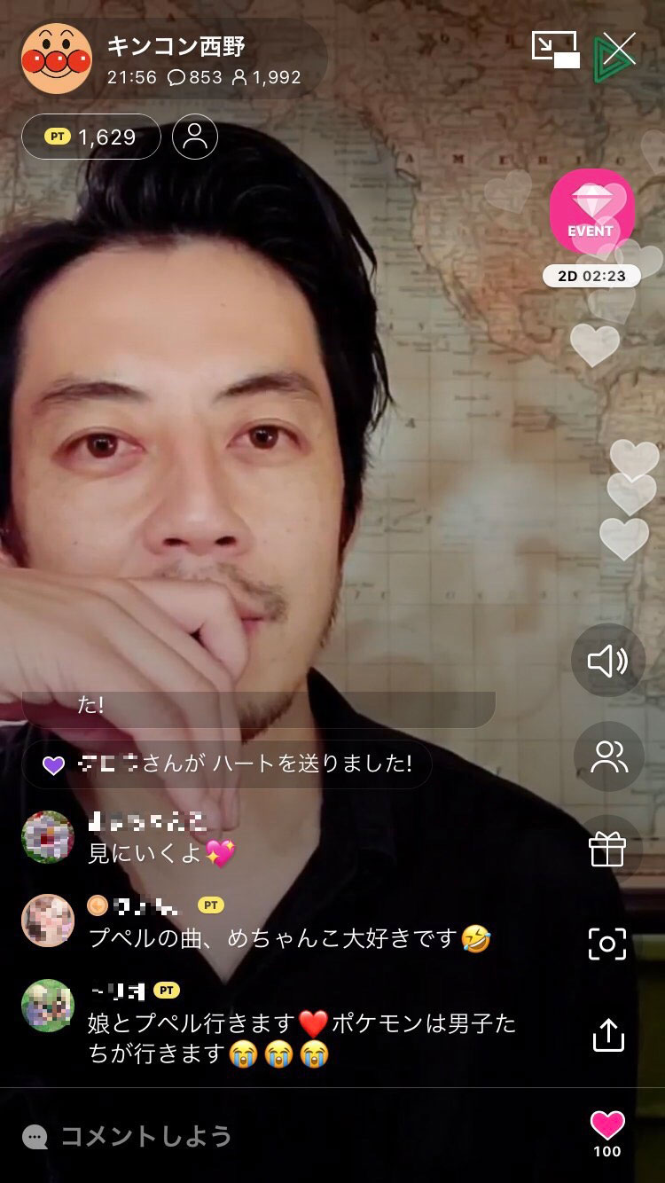 ライブ配信中の西野亮廣。