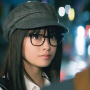 橋本環奈がメガネと帽子で変装「小説の神様」ドSな女子高生作家捉えた新写真