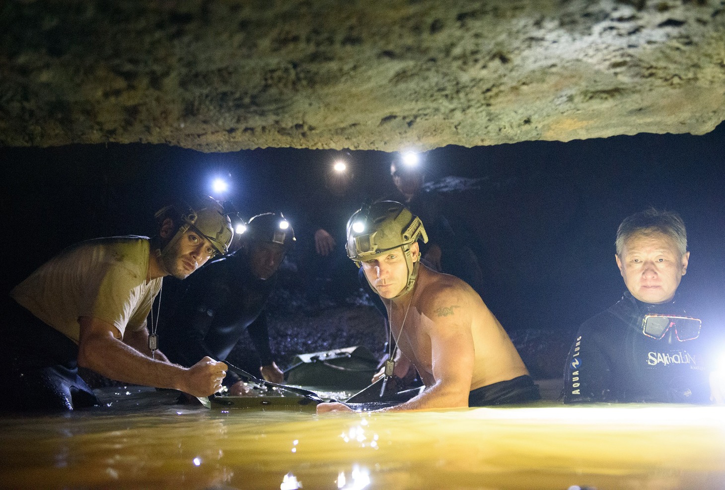 「THE CAVE サッカー少年救出までの18日間」