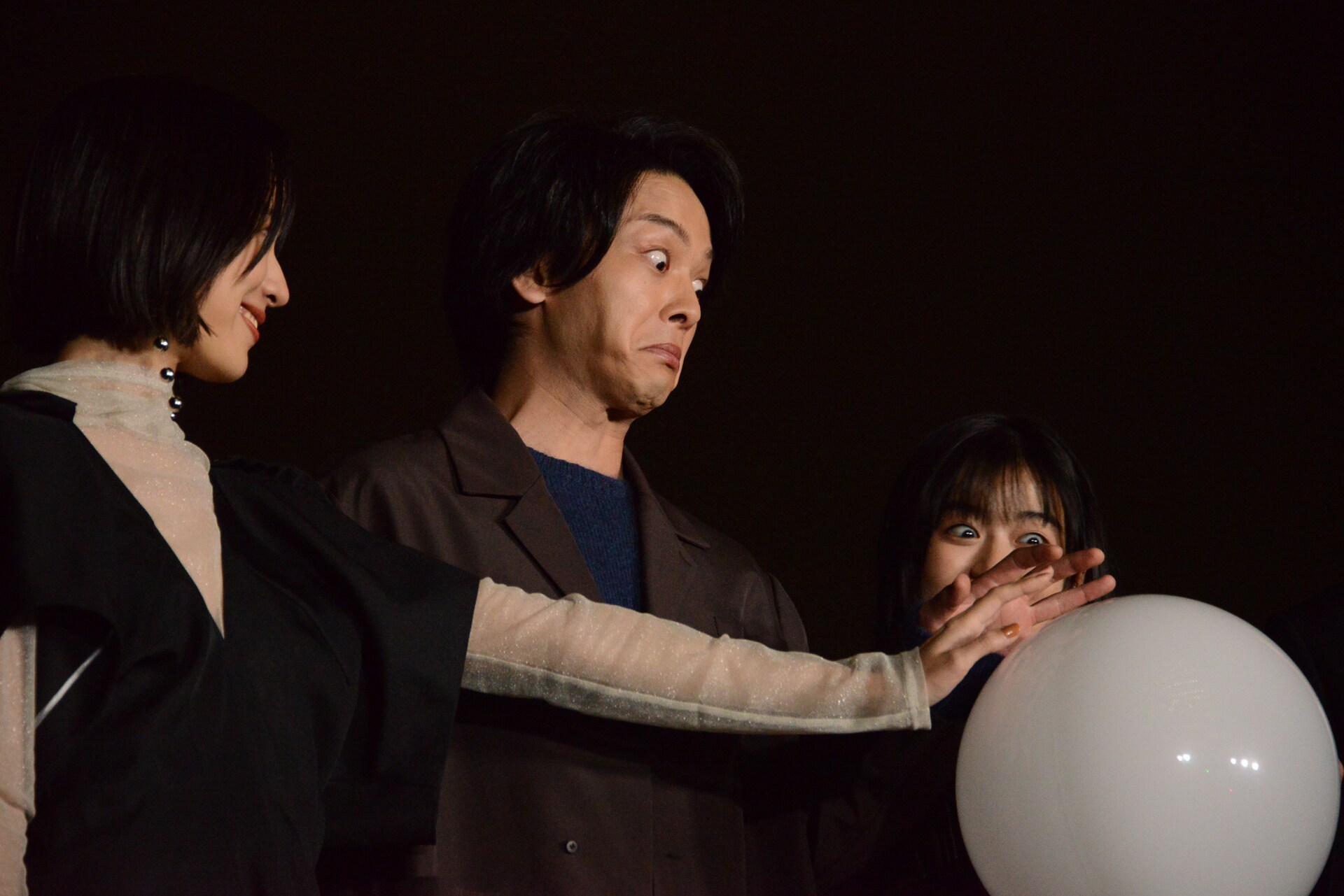 スカイツリー点灯式の様子。石橋静河（左）、手に力を込める中村倫也