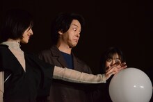 スカイツリー点灯式の様子。石橋静河（左）、手に力を込める中村倫也（中央）、森七菜（右）。